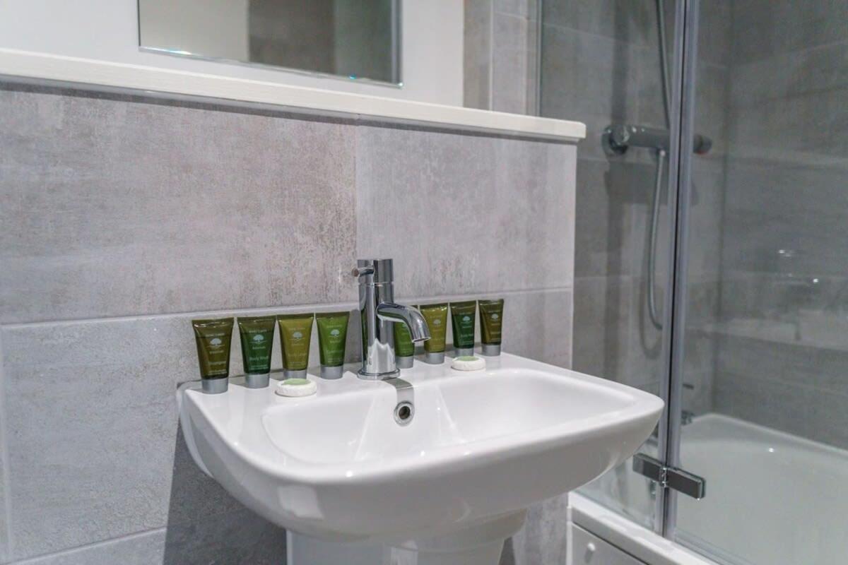Stunning 2 Bed Apartment In Salford With Views Manchester Exterior photo