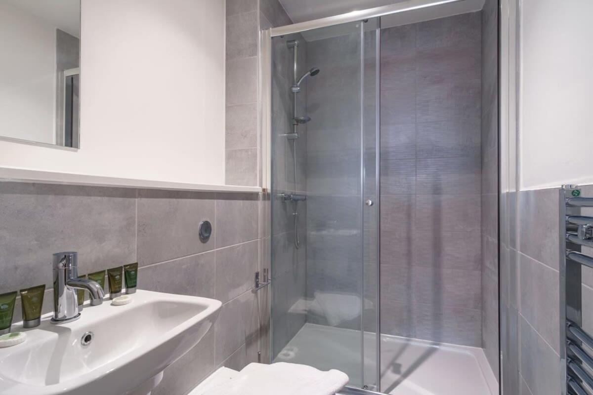 Stunning 2 Bed Apartment In Salford With Views Manchester Exterior photo